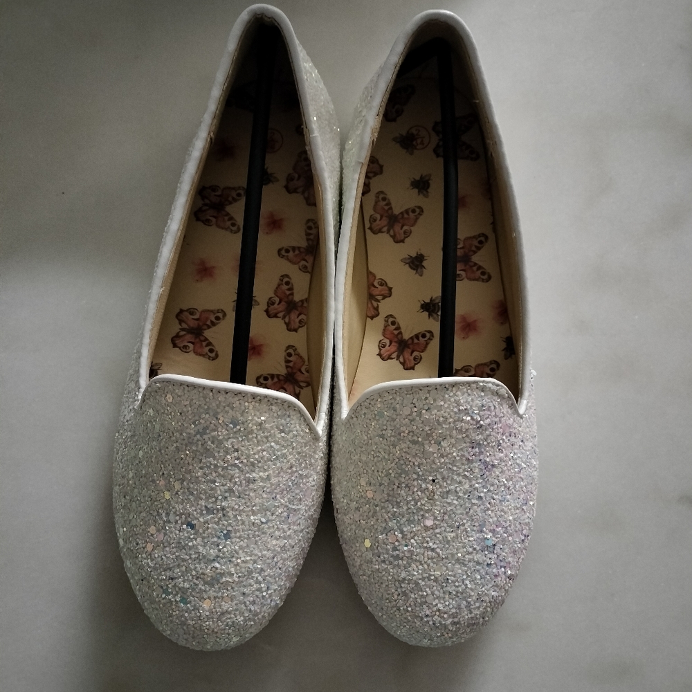 Girls dress shoes.